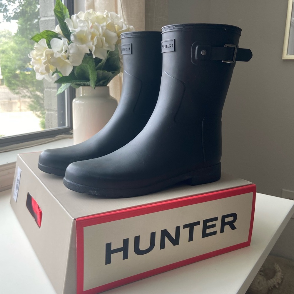 HUNTER Original Refined Short rain boots size 9. Great condition!